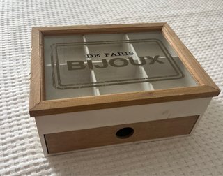 Joyero de madera con tapa de cristal