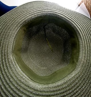 Sombrero de verano verde con adornos