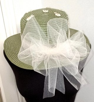 Sombrero de verano verde con adornos