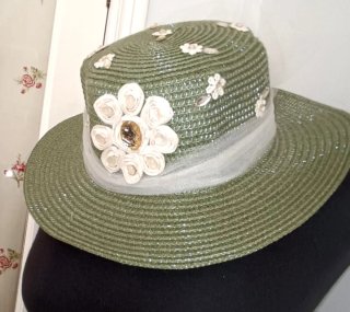 Sombrero de verano verde con adornos