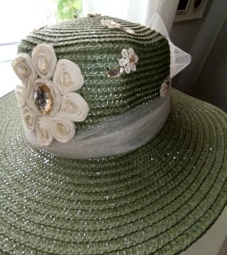 Sombrero de verano verde con adornos