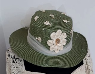 Sombrero de verano verde con adornos