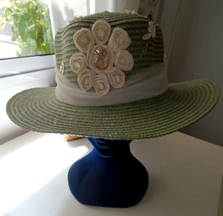 Sombrero de verano verde con adornos