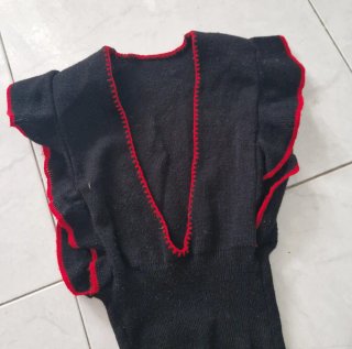Gilet vintage nero con bordi rossi