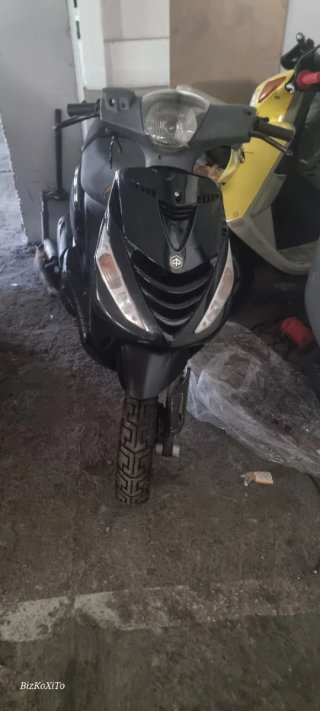 Piaggio Zip Scooter Negro y Amarillo