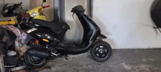 Piaggio Zip Scooter Negro y Amarillo