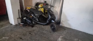 Piaggio Zip Scooter Negro y Amarillo
