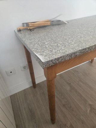 Mesa de madera y piedra
