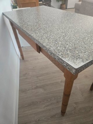Mesa de madera y piedra