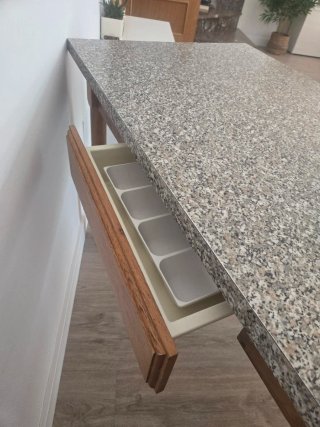 Mesa de madera y piedra