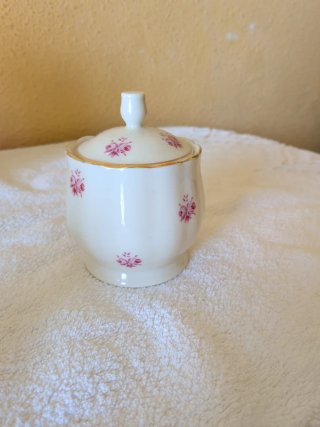 Conjunto de té de cerámica con flores rosas