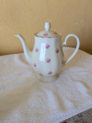 Conjunto de té de cerámica con flores rosas