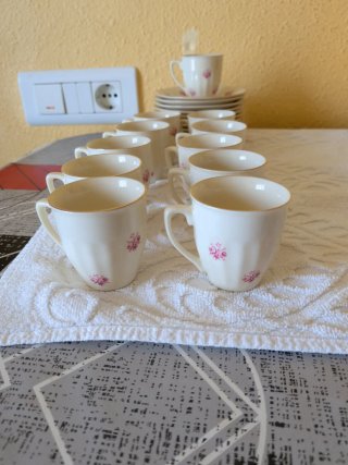 Conjunto de té de cerámica con flores rosas
