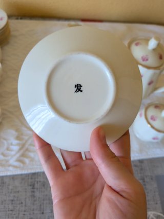 Conjunto de té de cerámica con flores rosas