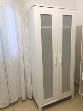 Armario blanco con puertas de cristal