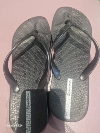 Chanclas Ipanema Negras y Plateadas