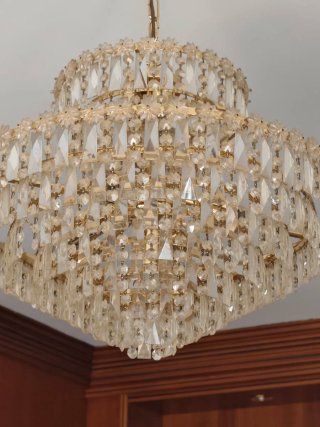 Lampadario dorato e in cristallo