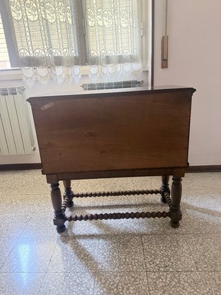 Mobiletto in legno intagliato