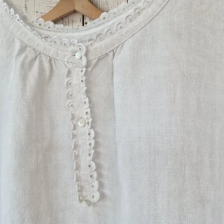 Camisón vintage  puro lino blanco roto festoneado