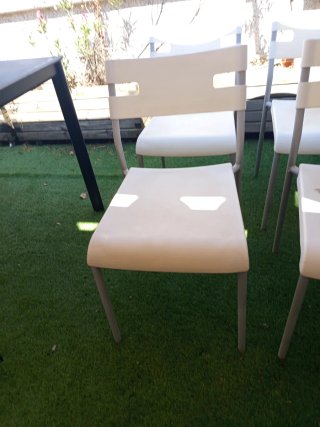 4 Sillas de Metal y plástico, regalo la mesa