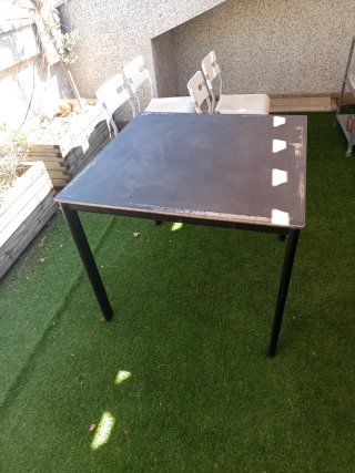 4 Sillas de Metal y plástico, regalo la mesa
