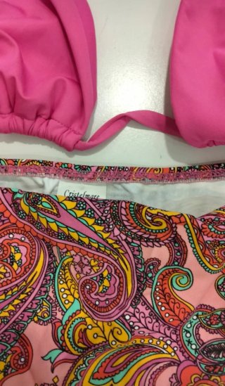 Bikini rosa y estampado paisley