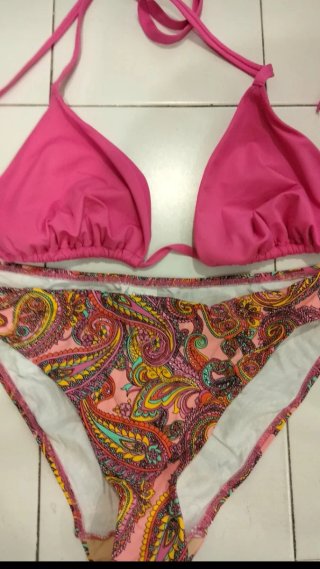 Bikini rosa y estampado paisley