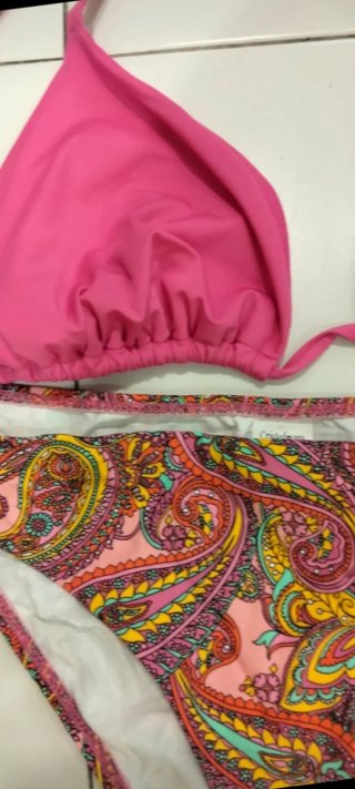Bikini rosa y estampado paisley