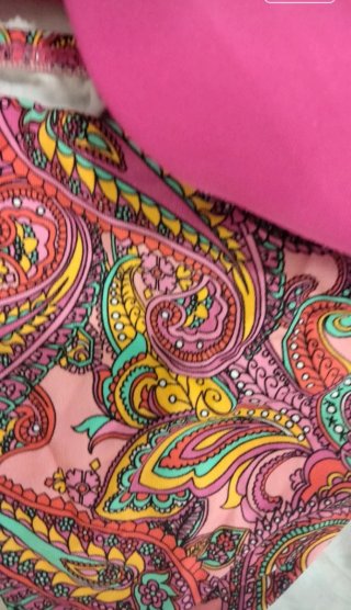Bikini rosa y estampado paisley
