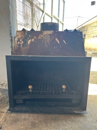 Hogar de leña metálico