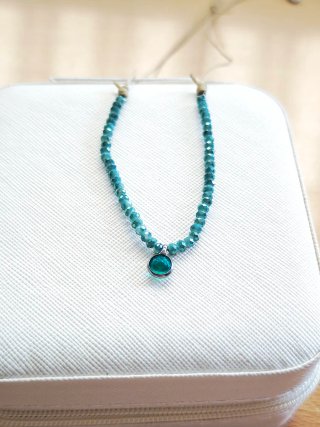 Collar con gema y cuentas, verde esmeralda