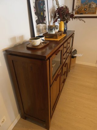 Bufet de madera con vitrina