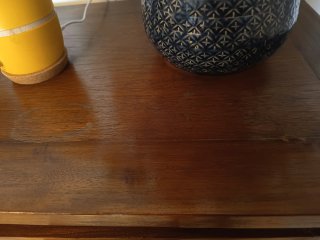 Bufet de madera con vitrina