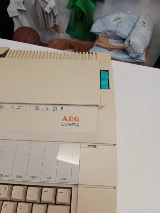 Máquina de escribir electrónica AEG Olympia Carrer
