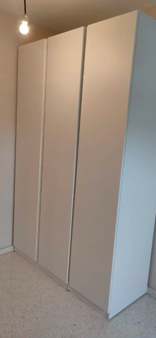 Armario blanco Tiene 6 años