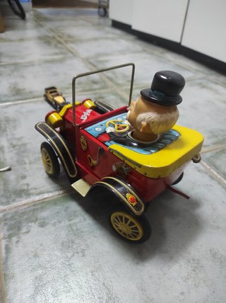 Coche de hojalata antiguo conductor