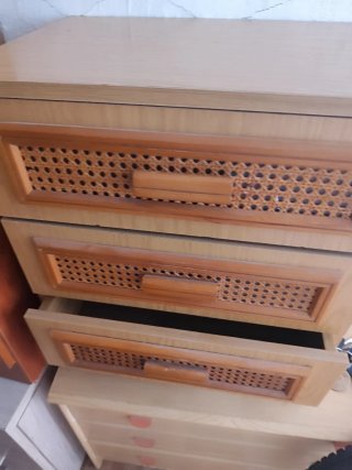 Cómoda de madera con detalles de ratán