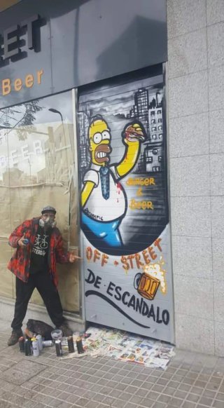 Persiana metálica decorada con Homer Simpson