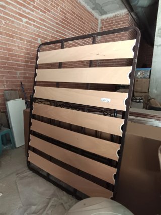 Struttura a doghe in metallo e legno