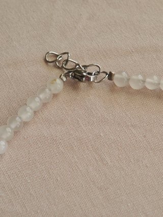 Collar blanco con colgante de caballito de mar
