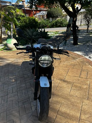 Moto Naked Blanca y gris