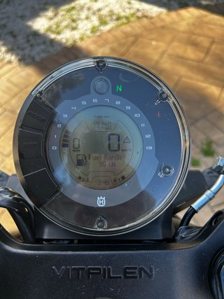 Moto Naked Blanca y gris