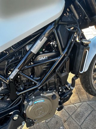 Moto Naked Blanca y gris