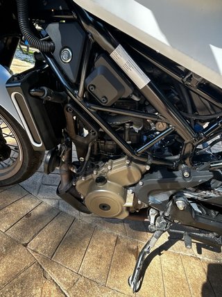 Moto Naked Blanca y gris