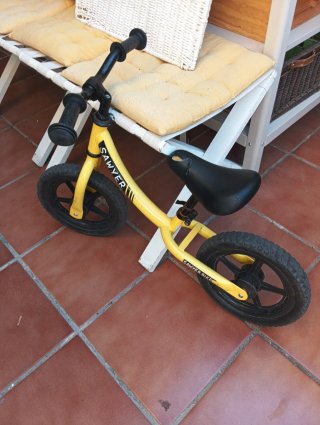 Bicicleta sin pedales amarilla