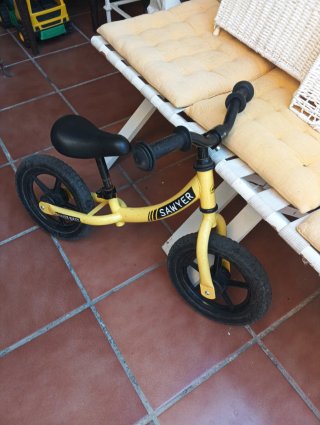 Bicicleta sin pedales amarilla