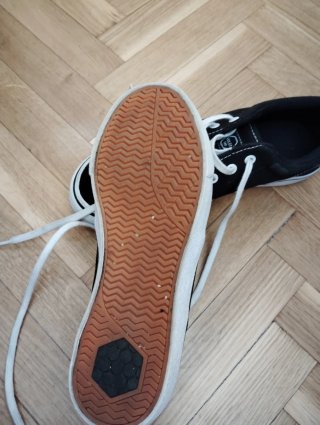Zapatillas Decathlon planas blancas y negras