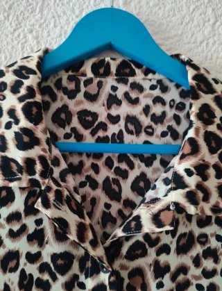 Camisa animal print beige y marrón