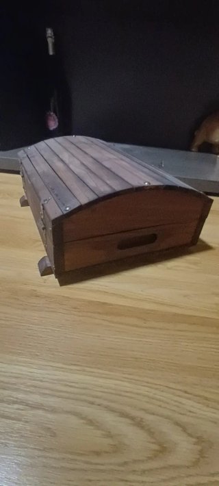 Baúl de madera con detalles metálicos
