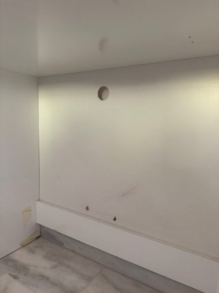 Escritorio blanco con cajón y estante
